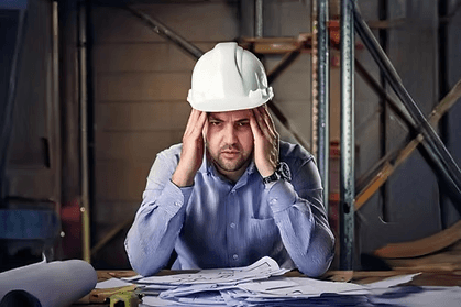 Engenheiro de obra estressado no canteiro